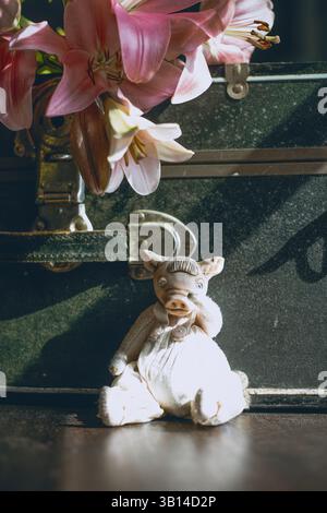 Valigia nera vintage polverosa con fiori all'interno Foto Stock