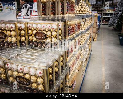 BELGRADO, SERBIA - 12 OTTOBRE 2024: Vendita scatola Ferrero Collection con cioccolatini ferrero rocher e rafaello. Ferrero è un conf Foto Stock