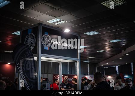 BELGRADO, SERBIA - 21 MARZO 2025: Il logo Morbidelli (MBP) presso un concessionario di motociclette di Belgrado espone lo storico marchio italiano con la corona di alloro. morbi Foto Stock