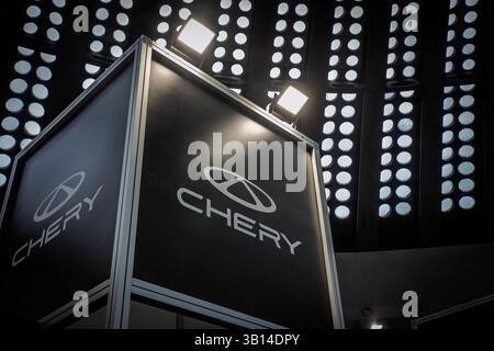 BELGRADO, SERBIA - 21 MARZO 2025: Logo Chery presso lo stand della concessionaria di auto a Belgrado. Chery Automobile è un'azienda automobilistica cinese Foto Stock