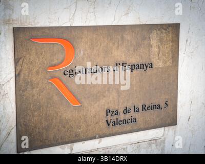 VALENCIA, SPAGNA - 13 OTTOBRE 2024: Targa di ottone per Registradors d’Espanya (Registradores de espana). È l'ufficio catastale, responsabile di Re Foto Stock