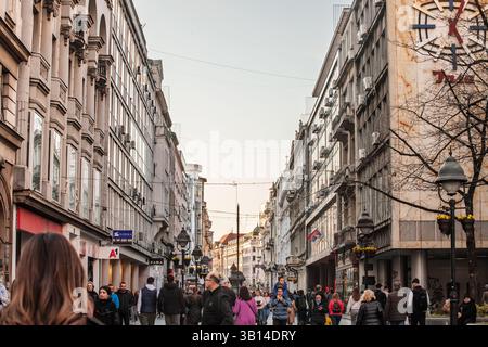BELGRADO, SERBIA - 21 MARZO 2025: Gli acquirenti e i pendolari del tardo pomeriggio scorrono tra le facciate austro-ungariche ornate sullo storico della capitale serba Foto Stock