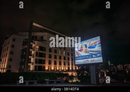 BELGRADO, SERBIA - 21 MARZO 2025: Vista notturna di un cartellone luminoso delle ferrovie russe che proclamava Building Together for the Future, che mostra la r Foto Stock