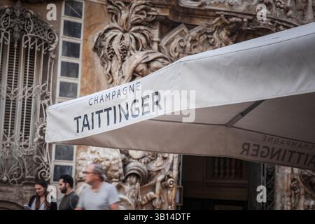 VALENCIA, SPAGNA - 13 OTTOBRE 2024: Ombrellone da caffè marchiato con logo Champagne Taittinger. Taittinger è un produttore francese di champaign. Foto Stock