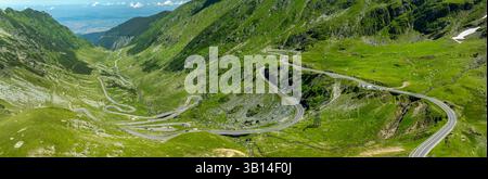 Panorama aereo dell'autostrada Transfagarasan, una strada di montagna che attraversa la sezione meridionale dei Carpazi, Bulgaria, Balcani, Europa Foto Stock
