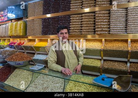Uomo afghano che vende spezie e noci Foto Stock