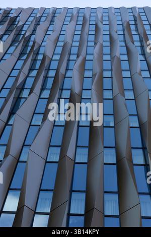 LONDRA, Regno Unito - 1 APRILE 2025: Vista astratta edificio esterno 11-15 Minories - Canopy by Hilton Foto Stock