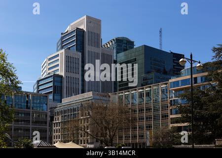 LONDRA, Regno Unito - 1 APRILE 2025: Skyline della città di Londra da Finsbury Square guardando verso Chiswell Street e Ropemaker Street Foto Stock