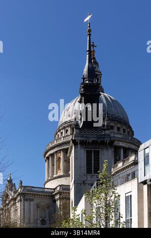 LONDRA, Regno Unito - 1 APRILE 2025: Torre e guglia di St Augustine, chiesa di Watling Street con la cupola della Cattedrale di St Paul sullo sfondo Foto Stock