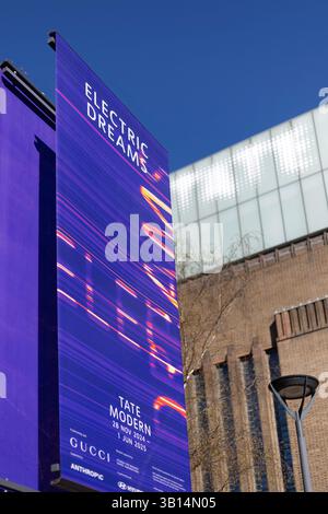 LONDRA, Regno Unito - 1° APRILE 2025: Poster colorato Tate Modern per la mostra "Electric Dreams" Foto Stock