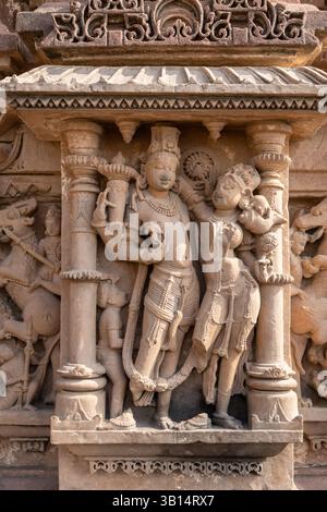 sculture artistiche di divinità indù sull'antica parete del tempio alla luce del giorno Foto Stock