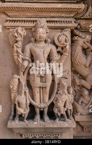 sculture artistiche di divinità indù sull'antica parete del tempio alla luce del giorno Foto Stock