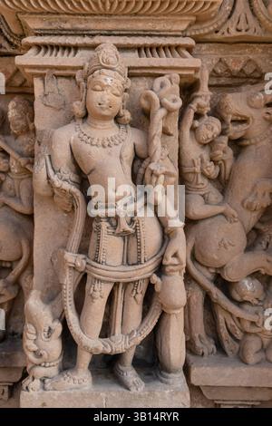 sculture artistiche di divinità indù sull'antica parete del tempio alla luce del giorno Foto Stock