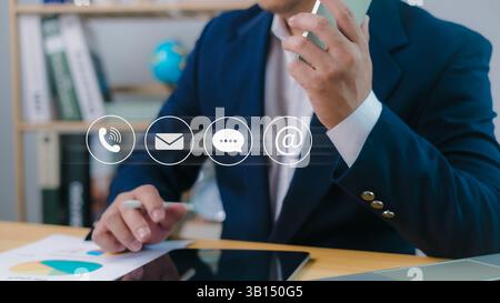 Contattaci o invia un messaggio di marketing tramite e-mail, pagina del sito Web, hotline dell'assistenza clienti, Contattaci notebook online, uomo d'affari seduto e che lavora su tablet e. Foto Stock