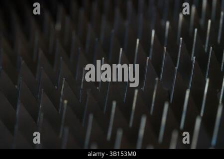 denti metallici macro affilati, sfondo nero totale, triangoli metallici in acciaio ravvicinato, screensaver industriale per la lavorazione dei metalli, Foto Stock