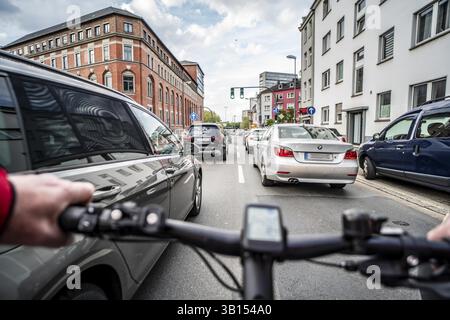 In bicicletta in città, in centro città, senza pista ciclabile, traffico a due corsie in entrambe le direzioni, punto di vista dei ciclisti, Essen, Renania settentrionale-Vestfalia, Germa Foto Stock