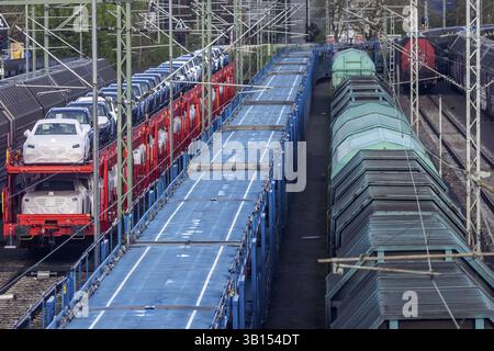 Stazione ferroviaria di Sindelfingen. Treni merci parcheggiati sui binari. RailNet per il settore automobilistico. Trasporto auto in treno, nuove auto Mercedes. Baden-Wuerttemberg, GE Foto Stock
