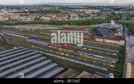Binari e punti a Rosenstein binari ferroviari e treni parcheggiati. Dopo il completamento del progetto Stuttgart 21, appartamenti e il nuovo quartiere Rosenstein Foto Stock