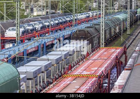 Stazione ferroviaria di Sindelfingen. Treni merci parcheggiati sui binari. RailNet per il settore automobilistico. Trasporto auto in treno, nuove auto Mercedes. Baden-Wuerttemberg, GE Foto Stock
