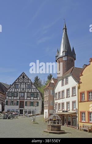Case storiche, case a graticcio e vecchia torre della chiesa protestante, punto di riferimento, Piazza del Municipio, Rathausplatz, Ottweiler, Saarland, Germania, Foto Stock