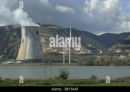 Centrale nucleare di Cruas sul Rodano, vicino a Montelimar, Francia, Europa Foto Stock
