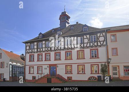 Storico Municipio vecchio costruito nel 1717 con guglia, torretta di cresta, scalinata, Piazza del Municipio, Rathausplatz, Ottweiler, Saarland, Germania, Europa Foto Stock