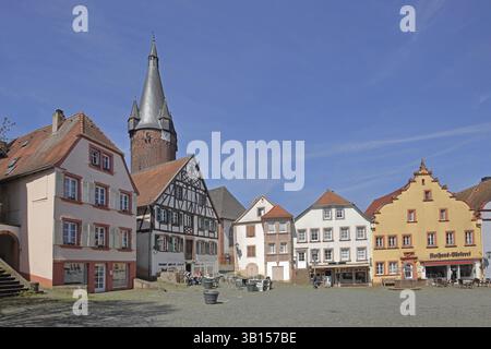 Case storiche con tetti di coda, case per metà in legno e vecchia torre della chiesa protestante, punto di riferimento, Piazza del Municipio, Rathausplatz, Ottweiler, sa Foto Stock