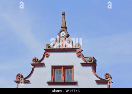 Timpano rosso con volute, decorazioni e stemma della città, rosso, dettaglio, ritaglio, piazza del municipio, Ottweiler, Saarland Foto Stock