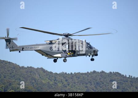 Greymouth, Nuova Zelanda, Novembre 18, 2017: una forza aerea elicottero NH90 decolla a un open day gestito dalla Nuova Zelanda forze armate. Il NH90 era bui Foto Stock