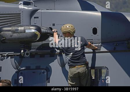 GREYMOUTH, NUOVA ZELANDA, 18 NOVEMBRE 2017: Un pilota effettua un controllo pre-volo su un elicottero dell'Air Force NH90 in un giorno aperto gestito dalla nuova Zelanda armata Foto Stock