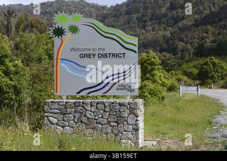 Lungo la strada, accogliamo i visitatori della costa occidentale dell'Isola del Sud Foto Stock