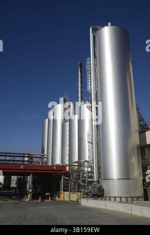 HOKITIKA, NUOVA ZELANDA, 27 GIUGNO 2016: Silos di stoccaggio presso lo stabilimento Westland Milk Products di Hokitika, nuova Zelanda pronti per le consegne di latte fresco Foto Stock