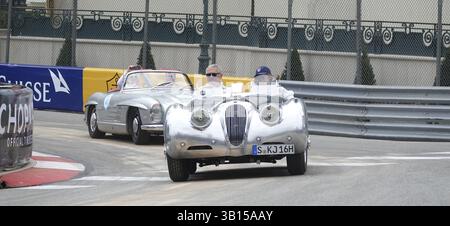 Jaguar XK 120 OTS Roadster sulla piazza di fronte al Casinò di Monte Carlo, 11° Gran Premio di Monaco Historique, Principato di Monaco Foto Stock