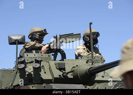 GREYMOUTH, NUOVA ZELANDA, 18 NOVEMBRE 2017: L'equipaggio di un Light Armoured Vehicle (LAV) si prepara a partire da Greymouth dopo un giorno aperto per il mili Foto Stock