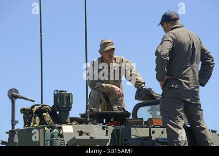 GREYMOUTH, NUOVA ZELANDA, 18 NOVEMBRE 2017: Membri dell'equipaggio di un Light Armoured Vehicle (LAV) discutono le questioni in un giorno aperto per i militari a Greymouth Foto Stock