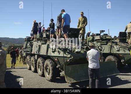 GREYMOUTH, NUOVA ZELANDA, 18 NOVEMBRE 2017: I civili ispezionano veicoli blindati leggeri (LAV) in un giorno aperto per l'esercito Foto Stock