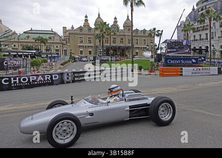 Porsche 804 Formula 1, guidata da Derek Bell, sfilata 70 anni di Porsche sulla piazza antistante il Casinò di Monte Carlo, 11° Gran Premio M Foto Stock