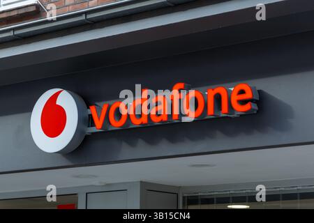 Emmerich, Germania. 19 febbraio 2025. Logo Vodafone rosso in un negozio Geman. Foto Stock