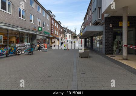 Emmerich, Germania. 19 febbraio 2025. Via dello shopping a Emmerich sul Reno. Popolare per gli olandesi per la spesa a basso costo Foto Stock