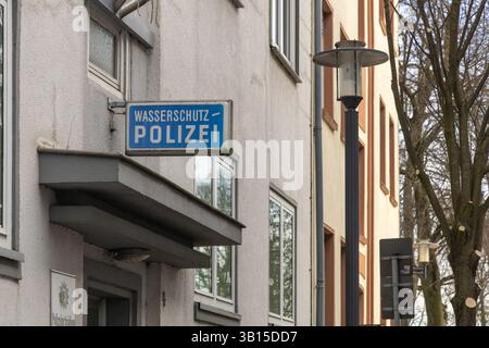 Emmerich, Germania. 19 febbraio 2025. Il logo della stazione Polizei alla stazione di polizia tedesca. Foto Stock