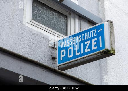 Emmerich, Germania. 19 febbraio 2025. Cartello con il logo Polizei alla stazione di polizia tedesca. Foto Stock
