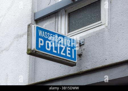 Emmerich, Germania. 19 febbraio 2025. Cartello con il logo Polizei alla stazione di polizia tedesca. Foto Stock
