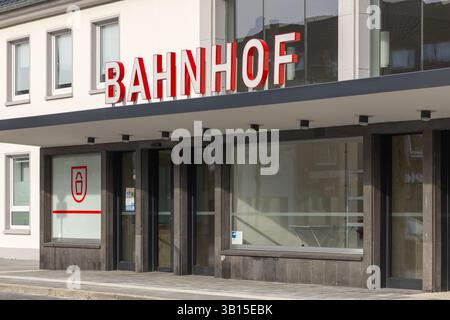 Emmerich, Germania. 19 febbraio 2025. Logo Bahnhof sulla tettoia di una stazione ferroviaria. Foto Stock