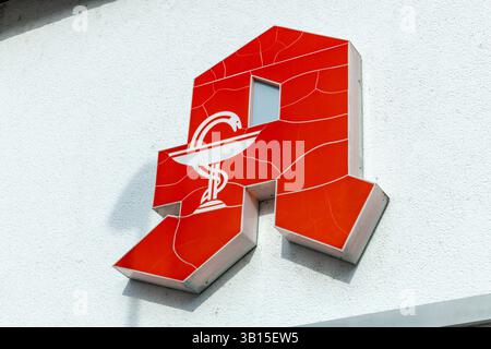 Emmerich, Germania. 19 febbraio 2025. Primo piano del logo di una farmacia (tedesco: Apotheke). Foto Stock