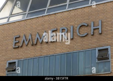 Emmerich, Germania. 19 febbraio 2025. Rusty vecchie lettere Emmerich alla stazione ferroviaria. Foto Stock