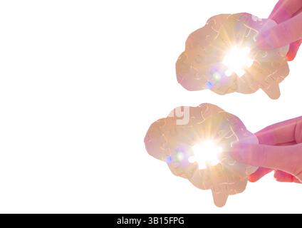 Due mani contengono enigmi incompleti a forma di cervello con luce che splende attraverso le parti mancanti, simboleggiando il concetto di comprensione collettiva e S Foto Stock