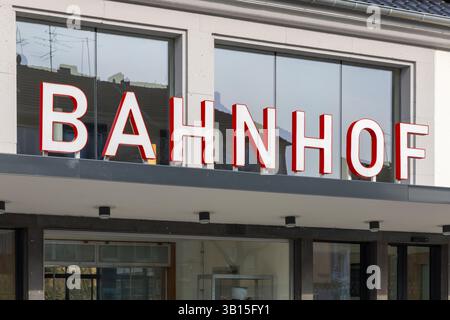 Emmerich, Germania. 19 febbraio 2025. Logo Bahnhof sulla tettoia di una stazione ferroviaria. Foto Stock