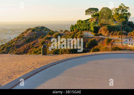 Los Angeles, California - 6 gennaio 2025: Il percorso escursionistico tortuoso del Runyon Canyon Park offre viste mozzafiato di Los Angeles, con una vegetazione lussureggiante Foto Stock