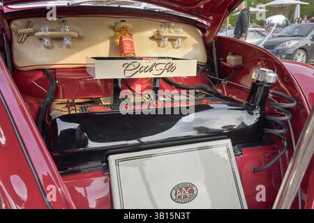 Stivaletto per auto con accessori cocktail bar di un'auto d'epoca VW Beetle 1970 personalizzata Foto Stock