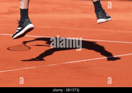 Piedi e ombra del tennista Alexander Zverev (GER) durante una partita di servizio al torneo BMW Open 2025 di Monaco, Baviera, Germania. Foto Stock